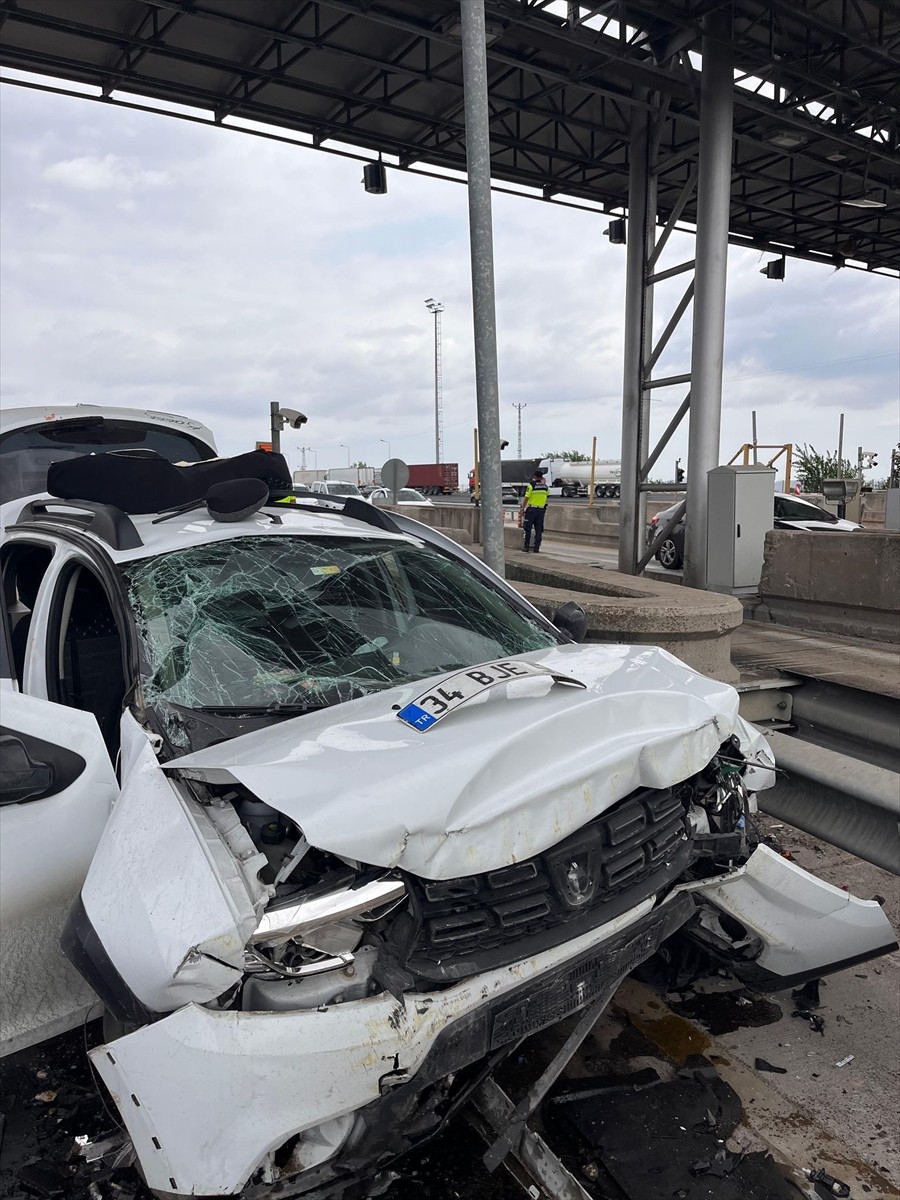 Adana'nın Ceyhan ilçesinde otoyol gişesinin beton blokuna çarpan otomobildeki 1 kişi öldü, 4 kişi...