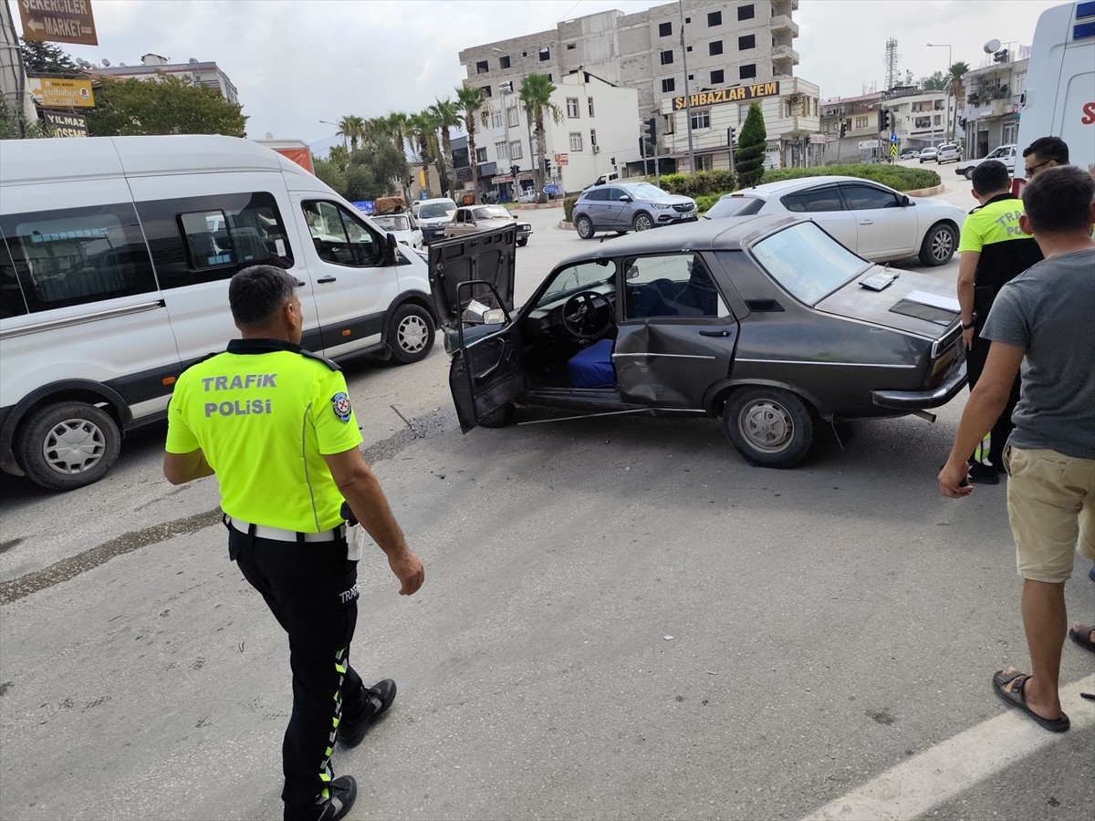 Adana'nın Kozan ilçesinde iki otomobilin çarpışması sonucu yaralanan 3 kişi hastaneye kaldırıldı....