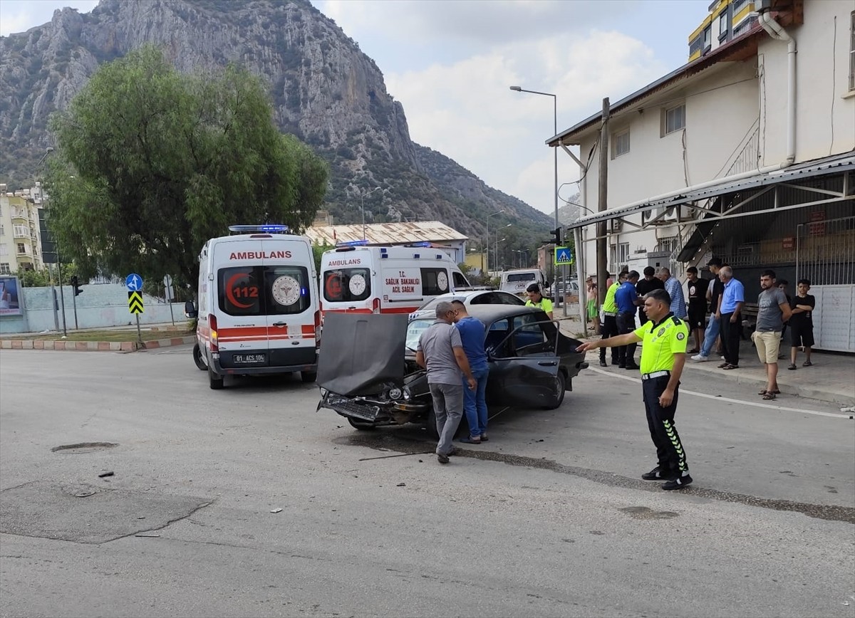 Adana'nın Kozan ilçesinde iki otomobilin çarpışması sonucu yaralanan 3 kişi hastaneye kaldırıldı....