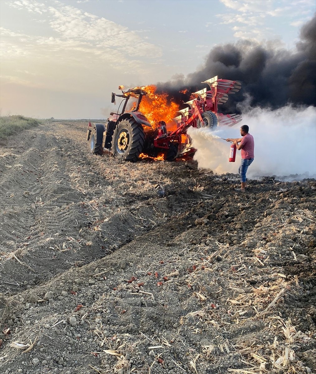 Adana'nın merkez Seyhan ilçesinde yangın çıkan traktörde hasar oluştu.