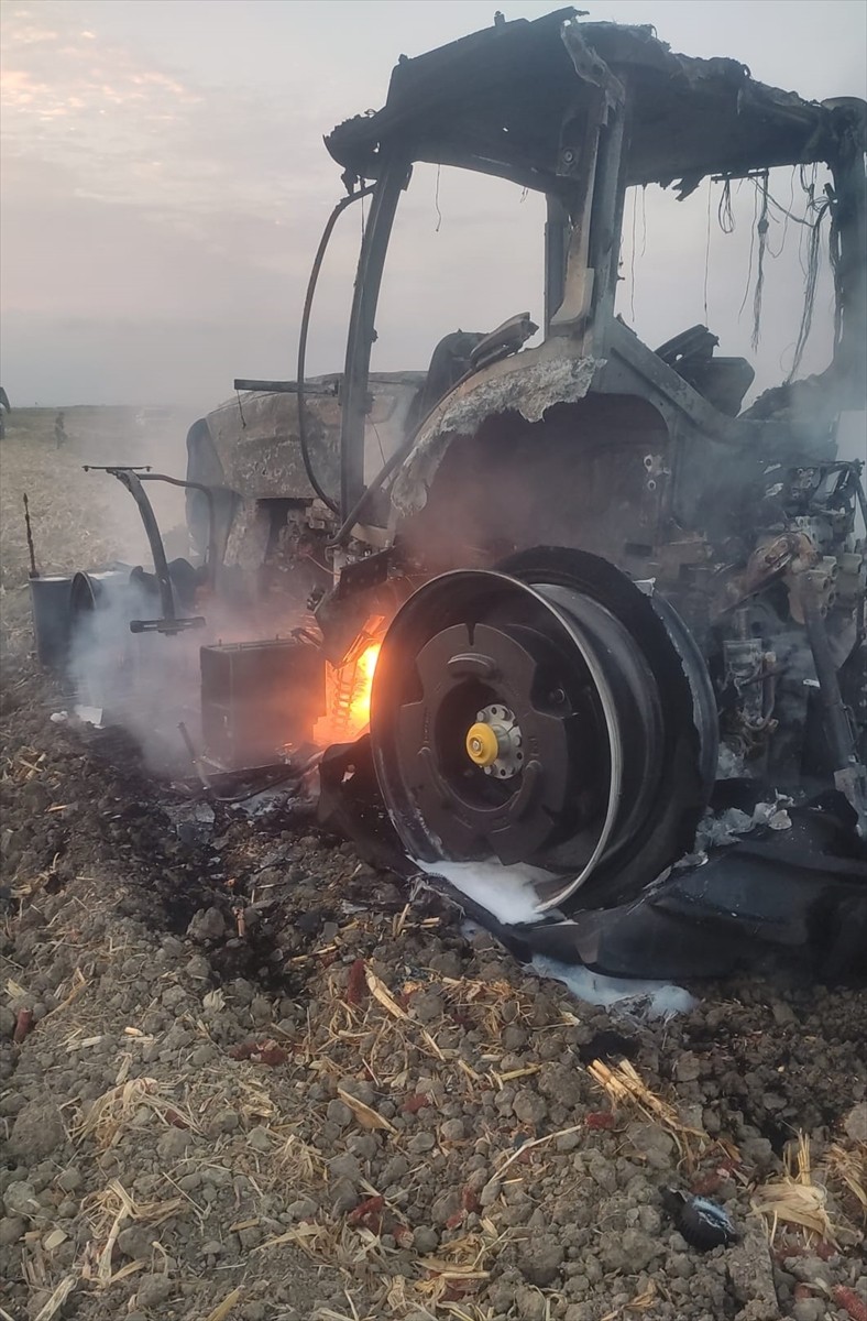 Adana'nın merkez Seyhan ilçesinde yangın çıkan traktörde hasar oluştu.