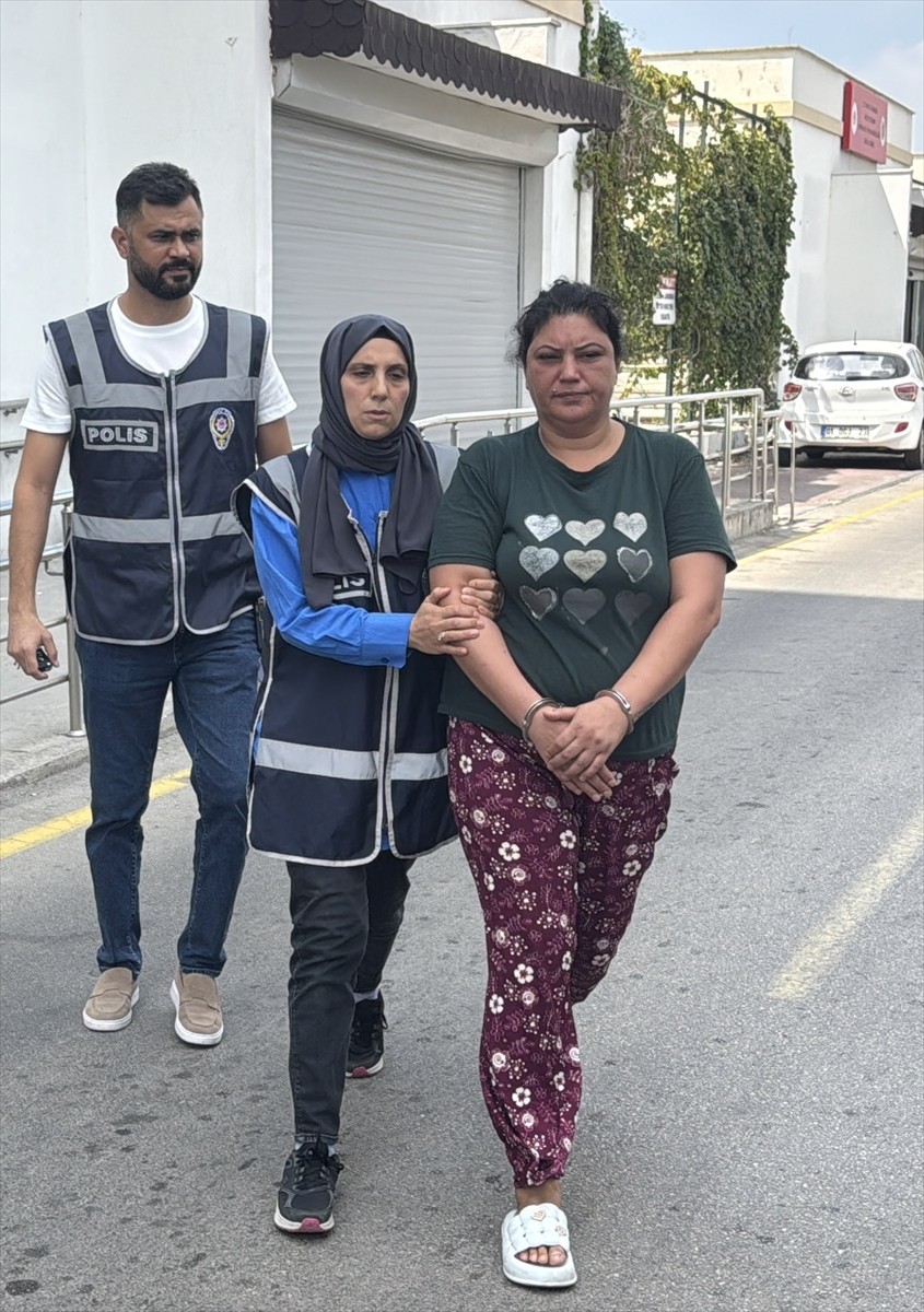 Adana'nın merkez Yüreğir ilçesinde kızına kötü muamelede bulunduğu iddiasıyla gözaltına alınan...