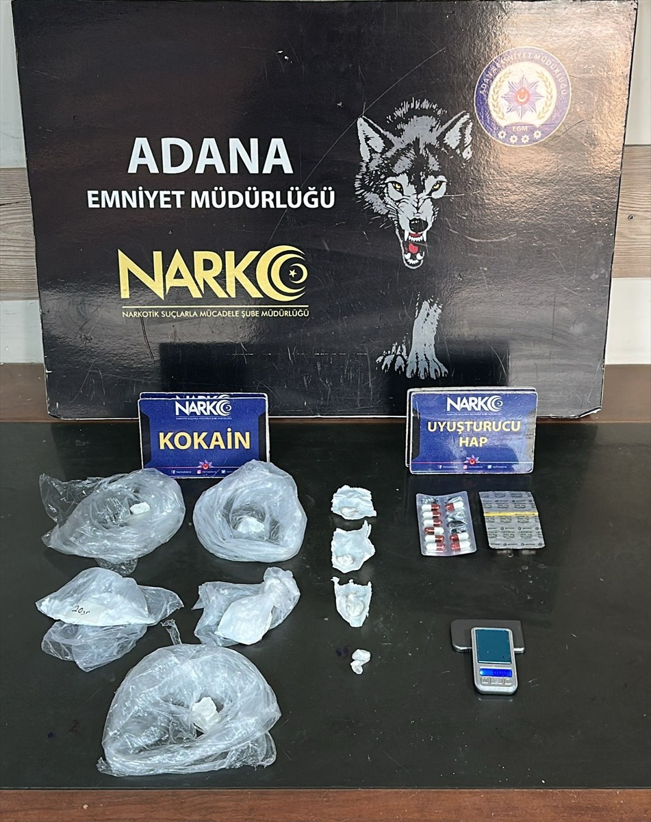 Adana'nın merkez Yüreğir ilçesindeki evinde 53,7 gram kokain ve 23 uyuşturucu etkili hap ele...