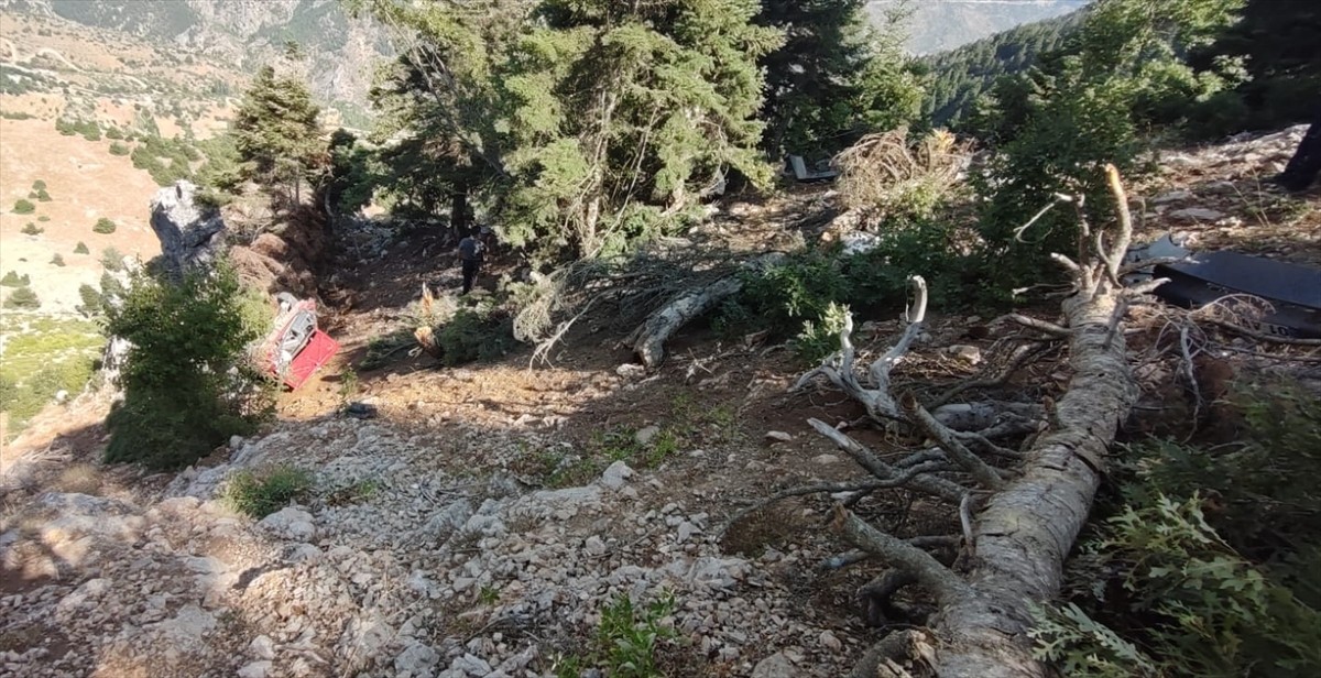 Adana'nın Saimbeyli ilçesinde otomobilin uçuruma yuvarlanması sonucu 2 kişi yaşamını...