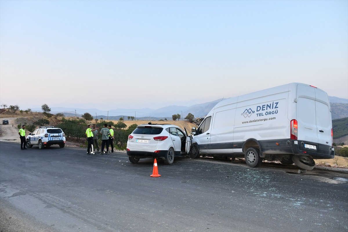 Adıyaman'ın Besni ilçesinde minibüs ile otomobilin çarpışması sonucu 5 kişi yaralandı.
