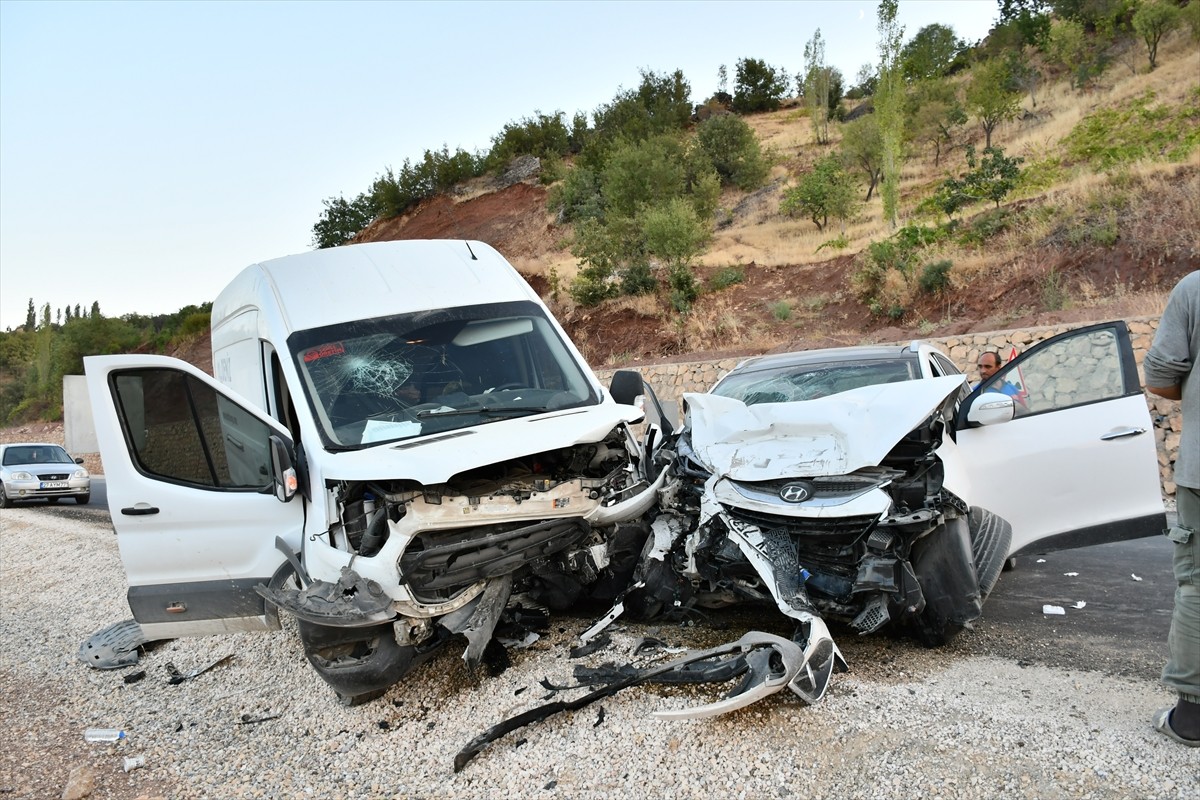 Adıyaman'ın Besni ilçesinde minibüs ile otomobilin çarpışması sonucu 5 kişi yaralandı.