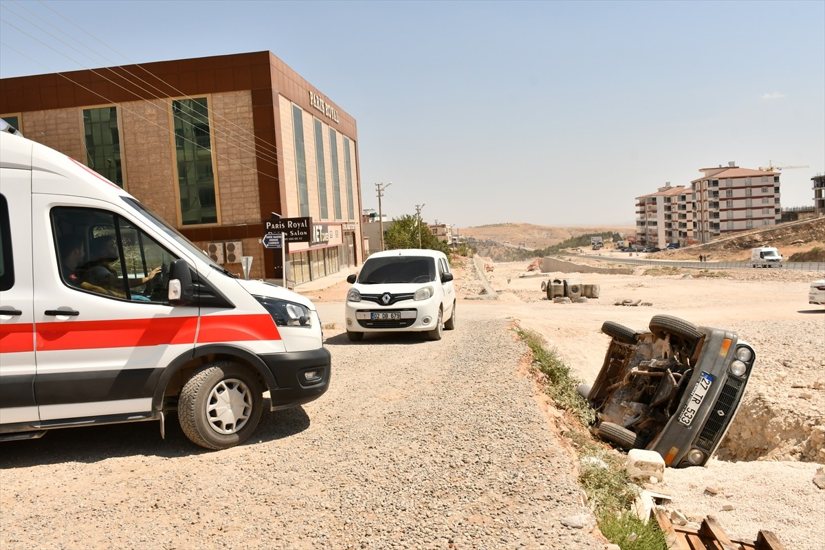 Adıyaman’ın Besni ilçesinde yolun kenarına devrilen otomobildeki 5 kişi yaralandı.