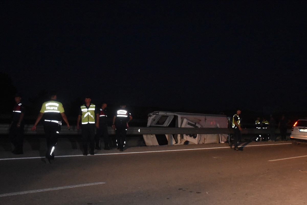 Afyonkarahisar'ın İhsaniye ilçesinde otomobil ile midibüsün çarpışması sonucu 10 kişi yaralandı....