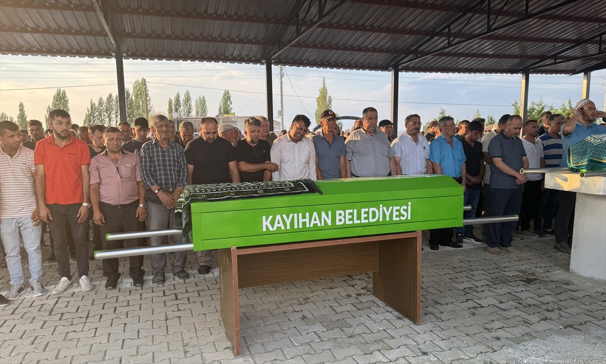 Afyonkarahisar'ın İhsaniye ilçesinde serinlemek için bir kısmı bataklık olan gölete giren 2 çocuk...