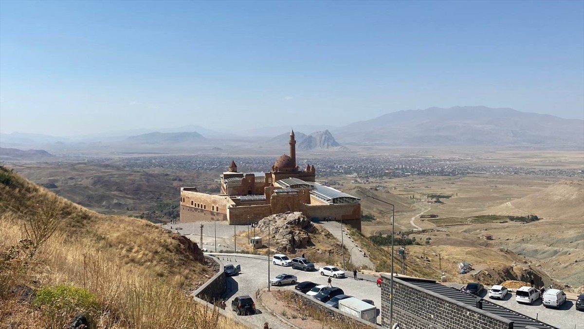 Ağrı'nın Doğubayazıt ilçesinde UNESCO'nun Dünya Miras Geçici Listesi'nde yer alan İshak Paşa...