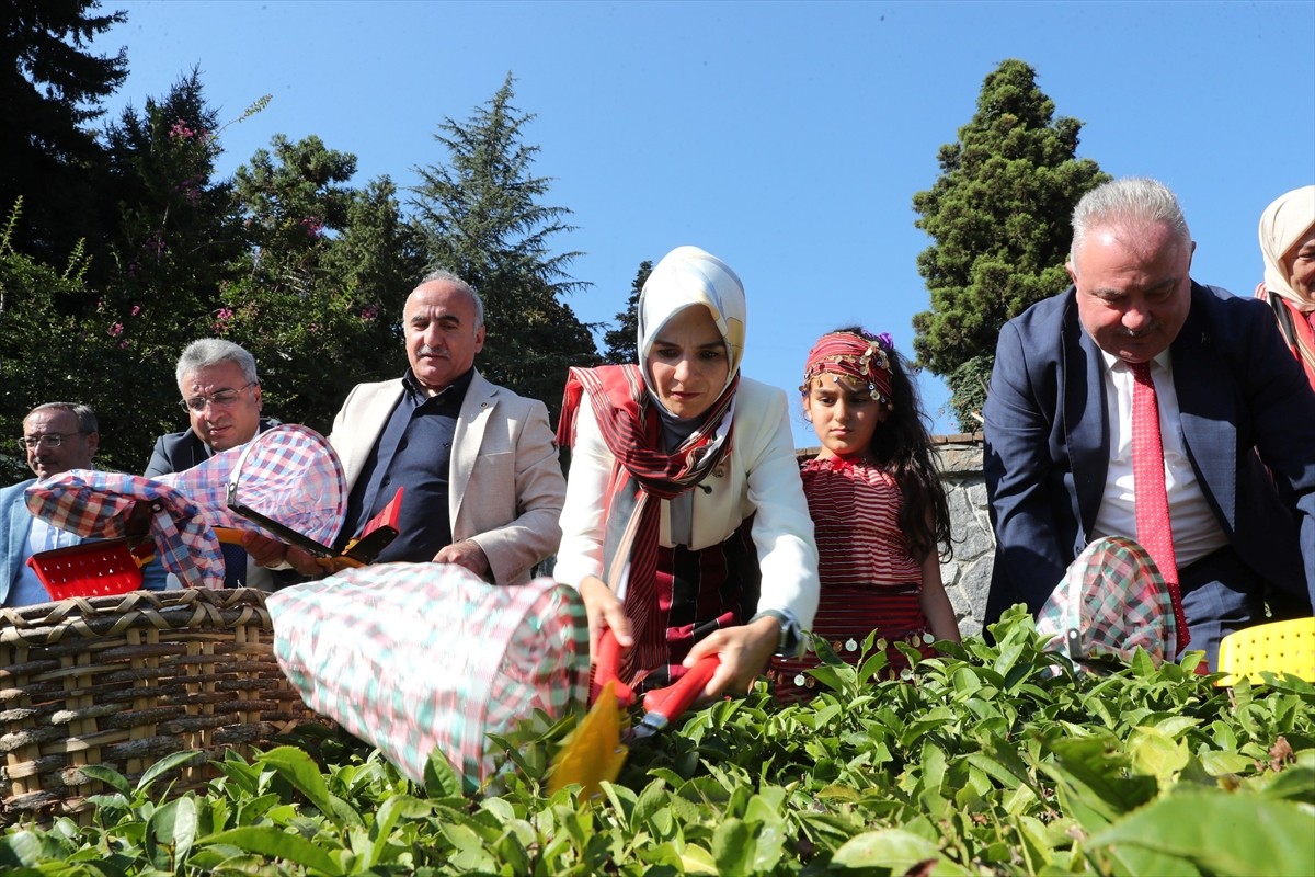 Aile ve Sosyal Hizmetler Bakan Mahinur Özdemir Göktaş (solda), kentteki programları kapsamında...