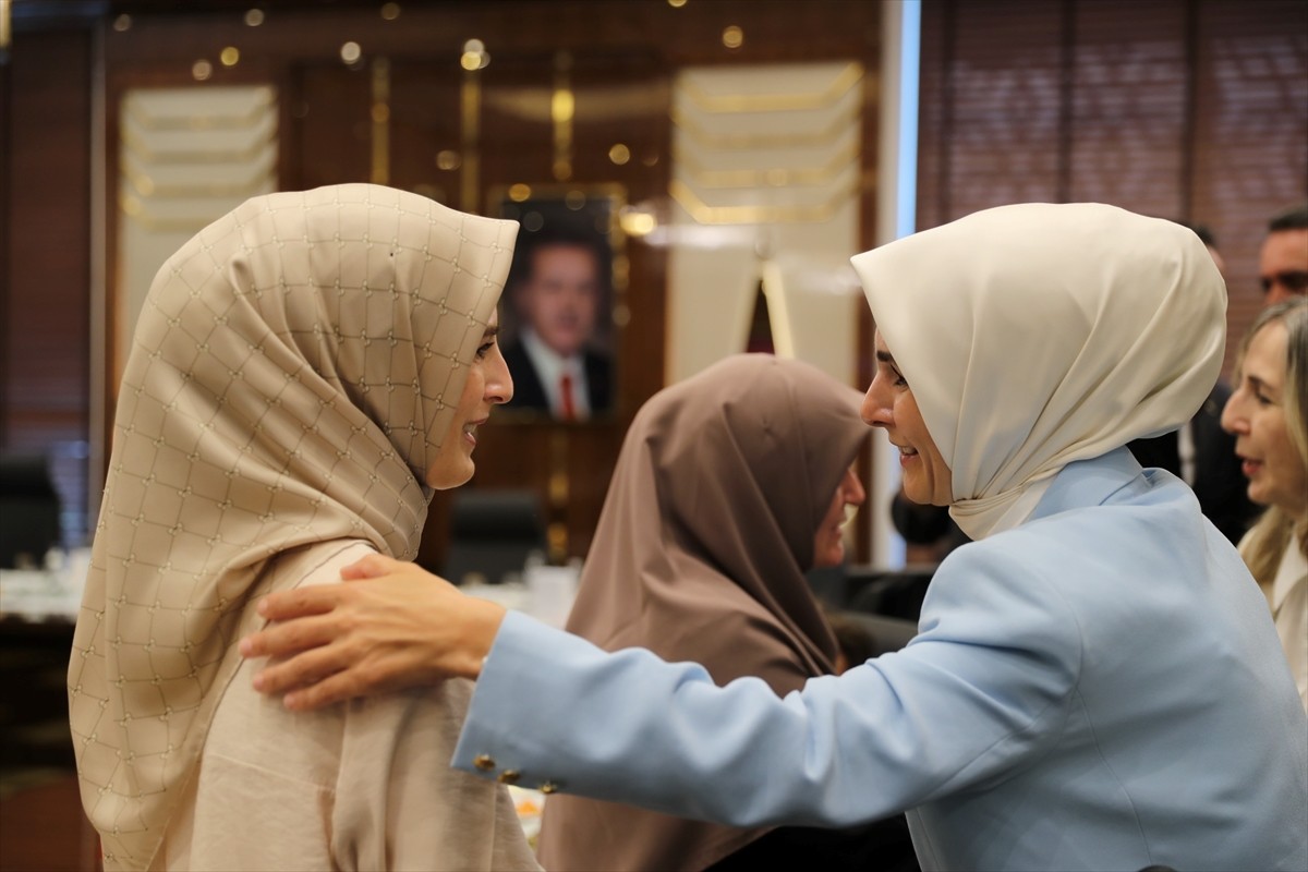 Aile ve Sosyal Hizmetler Bakanı Mahinur Özdemir Göktaş, Bingöl'de şehit yakınları, gaziler ve STK...