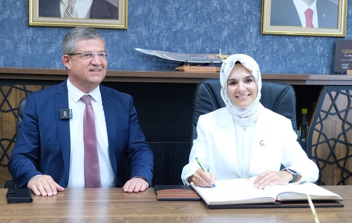 Aile ve Sosyal Hizmetler Bakanı Mahinur Özdemir Göktaş, Denizli'deki temasları kapsamında AK Parti...