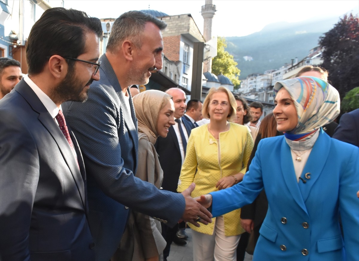 Aile ve Sosyal Hizmetler Bakanı Mahinur Özdemir Göktaş (sağda) çeşitli ziyaret ve temaslarda...