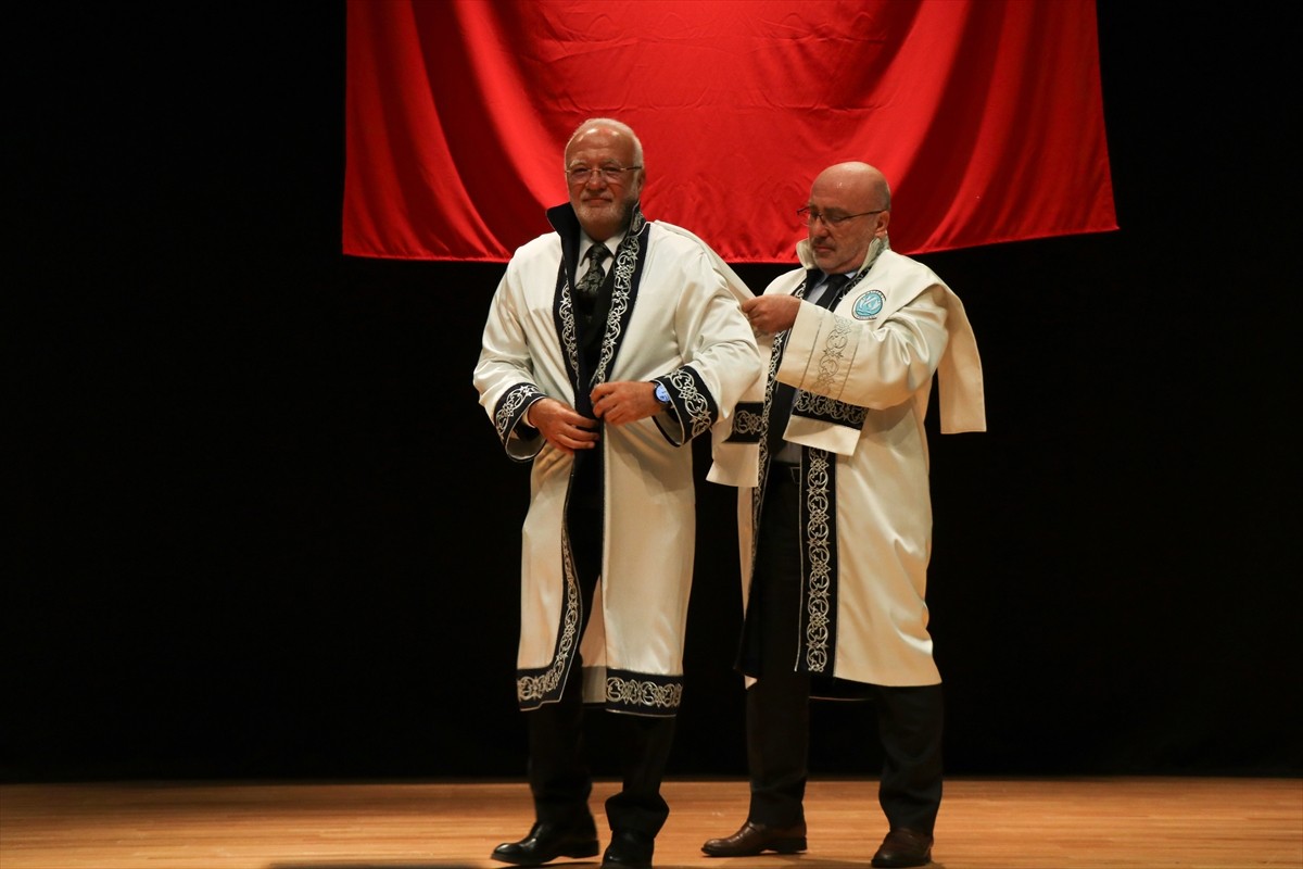 AK Parti Genel Başkanvekili Mustafa Elitaş'a (solda) Kayseri Üniversitesi (KAYÜ) tarafından...