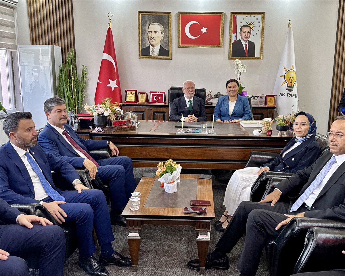 AK Parti Genel Başkanvekili Mustafa Elitaş (solda), "Türkiye Yüzyılı Buluşmaları" kapsamında...