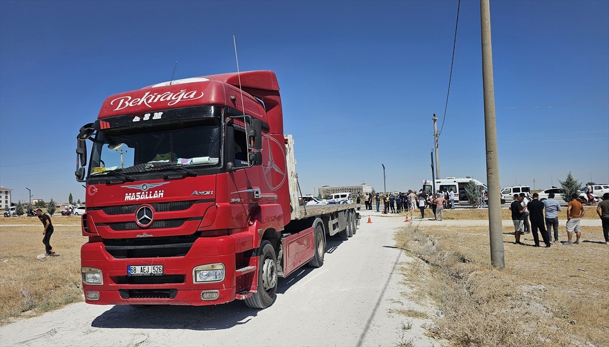Aksaray'ın Sultanhanı ilçesinde tırla çarpışan motosikletin sürücüsü hayatını kaybetti.