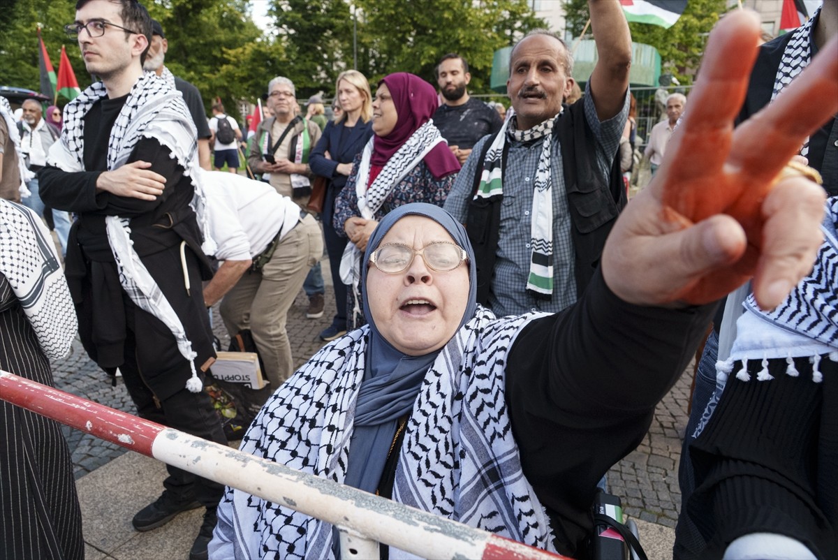 Almanya’nın başkenti Berlin'de polis, Filistin'e destek eylemine sert müdahale ederek çok sayıda...