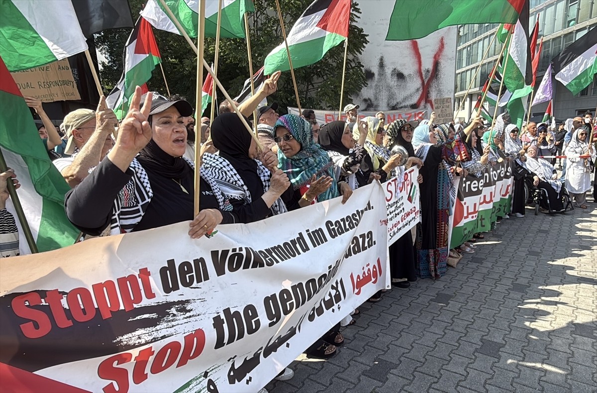 Almanya’nın başkenti Berlin’de Mitte semtindeki Friedrich ve Zimmer caddelerinin kesiştiği...