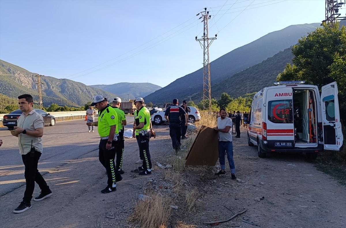 Amasya'da otomobil ile "pat pat" diye tabir edilen tarım aracının çarpışması sonucu 2 kişi öldü, 6...