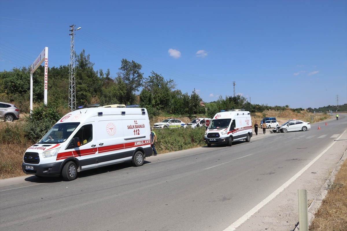 Amasya’nın Taşova ilçesinde iki otomobilin çarpışması sonucu 3 kişi yaralandı. İhbar üzerine kaza...