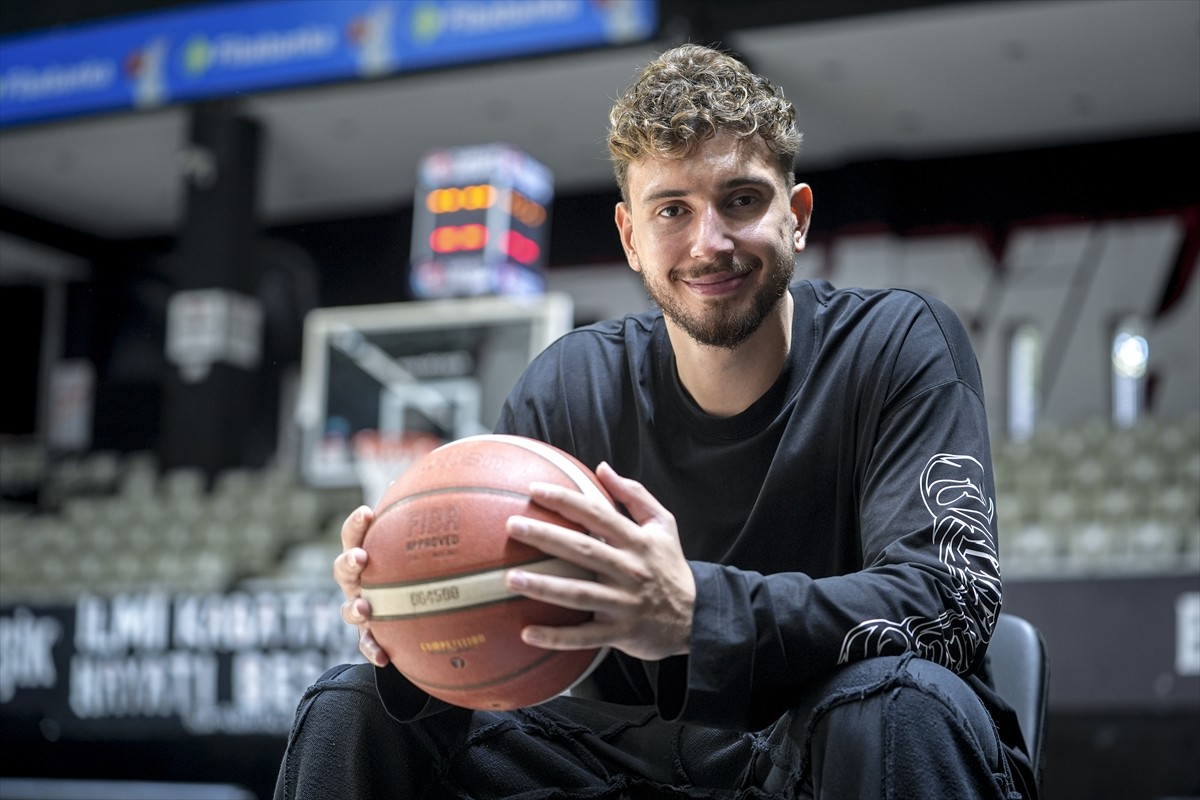 Amerikan Ulusal Basketbol Ligi (NBA) ekiplerinden Houston Rockets'ta forma giyen milli oyuncu...