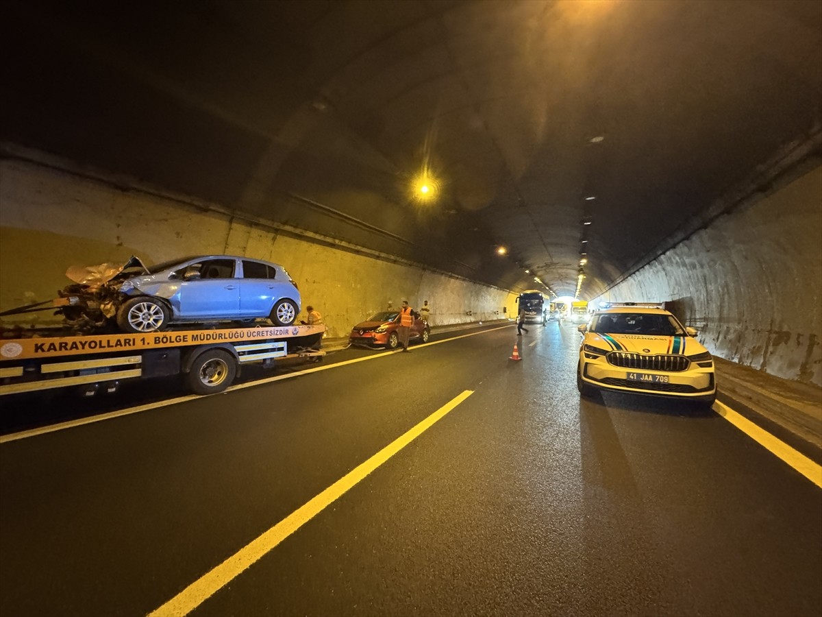 Anadolu Otoyolu'nun Kocaeli kesiminde 5 kişinin yaralandığı zincirleme trafik kazası, ulaşımda...