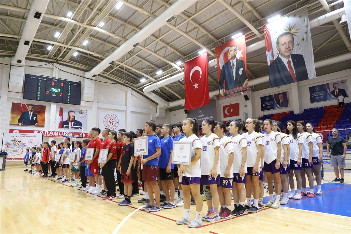 Anadolu Yıldızlar Ligi (ANALİG) Basketbol Yarı Final müsabakaları Karabük'te başladı. Yeni Mahalle...