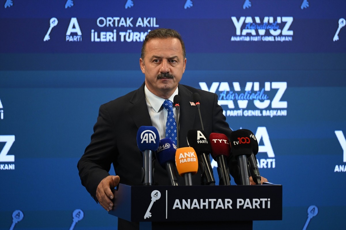Anahtar Parti Genel Başkanı Yavuz Ağıralioğlu, partisinin genel merkezinde düzenlediği basın...