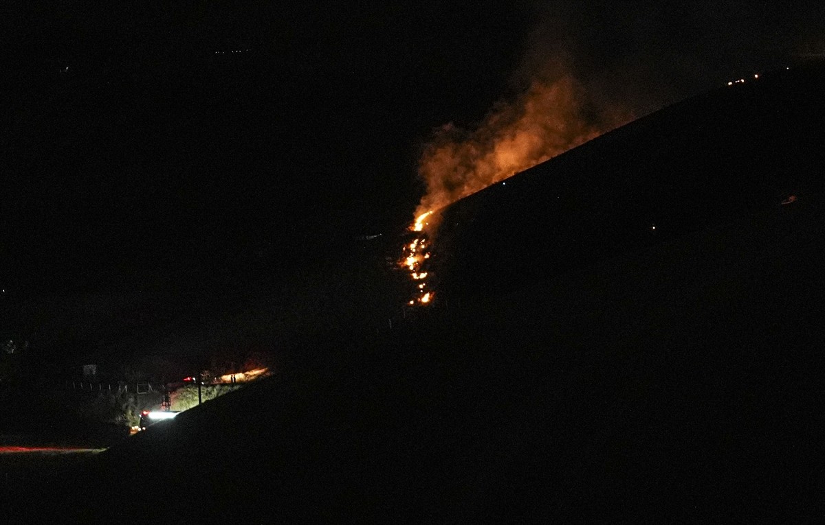 Ankara'da Eymir Gölü yakınlarındaki otluk alanda çıkan yangın, ekiplerin müdahalesiyle kontrol...