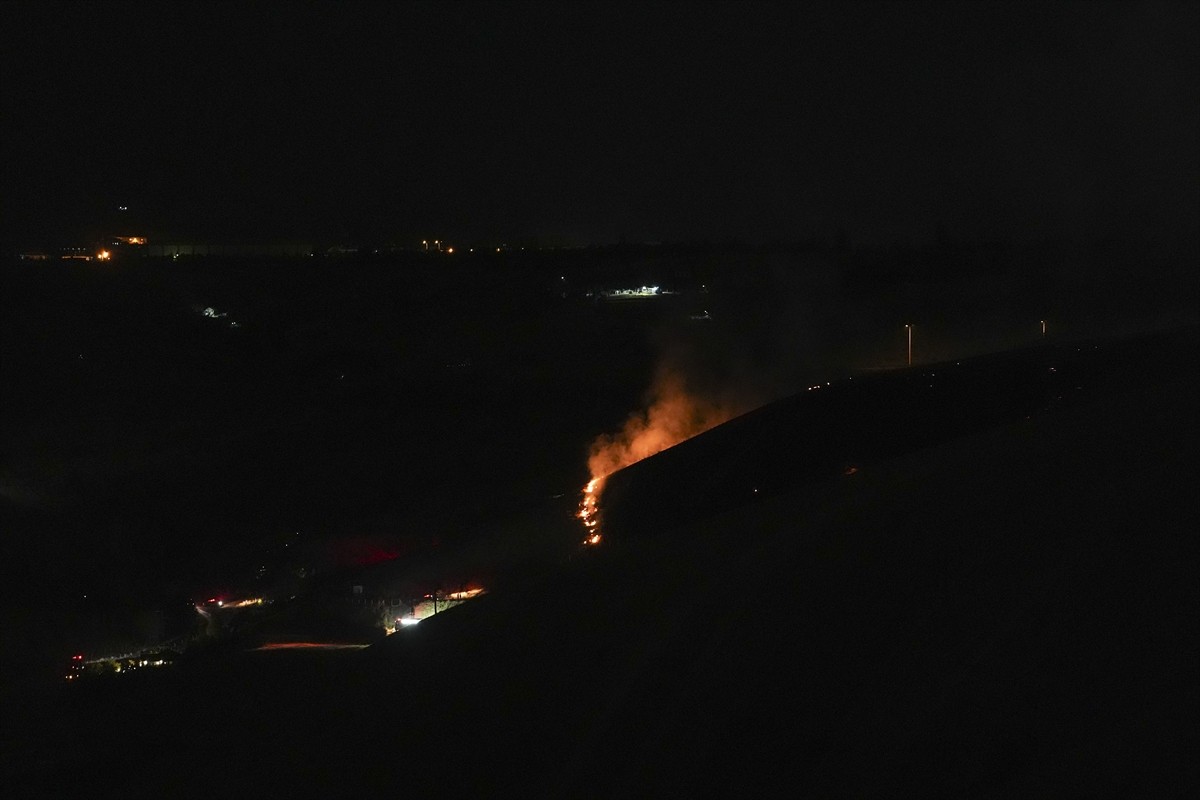 Ankara'da Eymir Gölü yakınlarındaki otluk alanda çıkan yangın, ekiplerin müdahalesiyle kontrol...