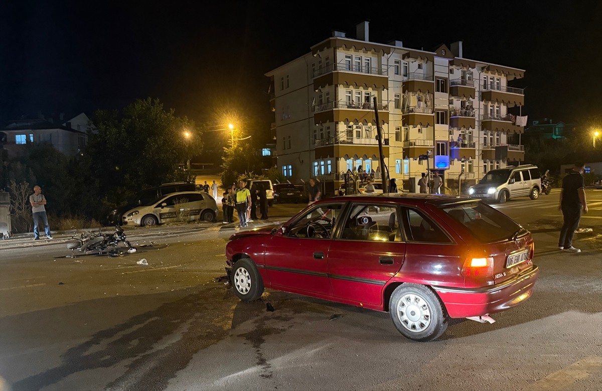 Ankara'nın Çubuk ilçesinde otomobille çarpışan motosikletteki 1 kişi hayatını kaybetti, 1 kişi...