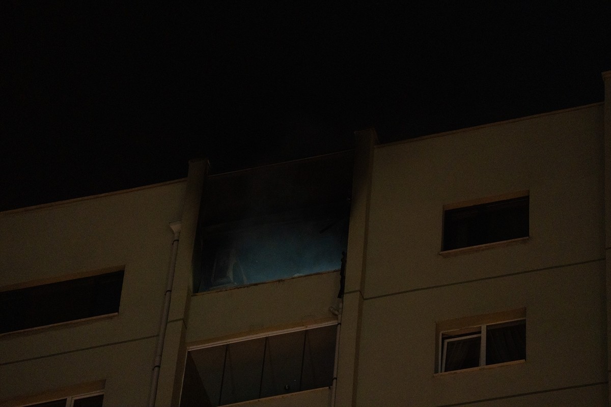 Ankara'nın Yenimahalle ilçesindeki 16 katlı apartmanın en üst katında çıkan yangın itfaiye...