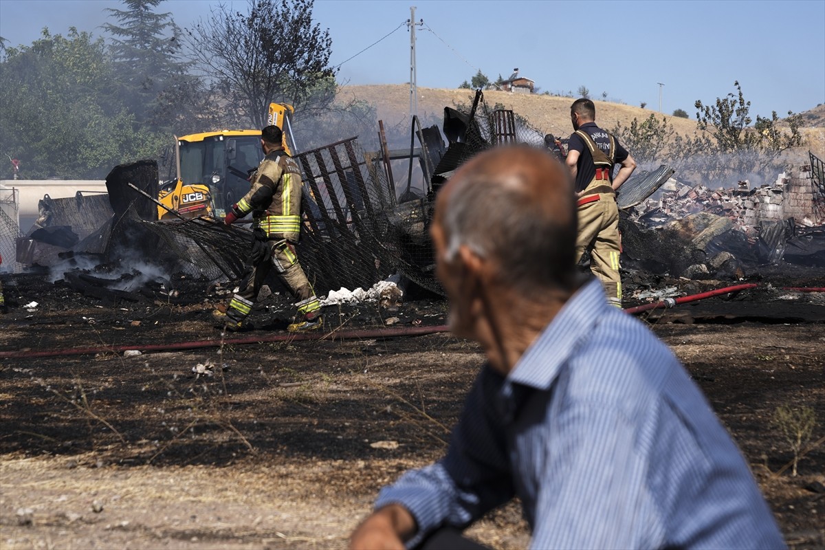 Ankara'nın Yenimahalle ilçesindeki Hurdacılar Sanayi Sitesi'nde otluk alanda çıkan ve bölgedeki...