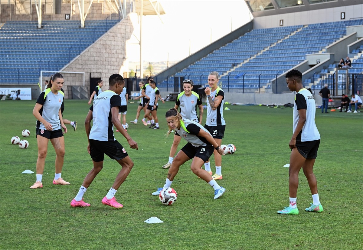 Ankara Büyükşehir Belediyesi (ABB) FOMGET Kadın Futbol Takımı, UEFA Şampiyonlar Ligi 2. eleme...