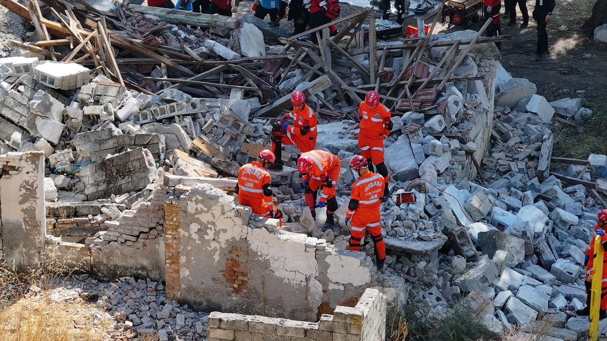 Antalya'da AFAD koordinesinde, 316 personelin katılımıyla deprem tatbikatı yapıldı. Senaryo...