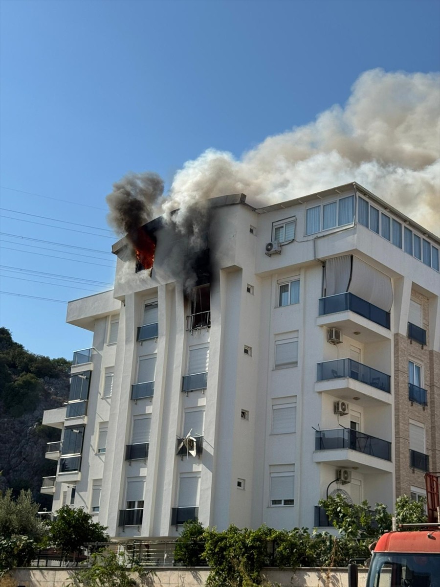  Antalya'da bir apartmanın üst katındaki dubleks dairede çıkan yangın, itfaiye ekiplerince...