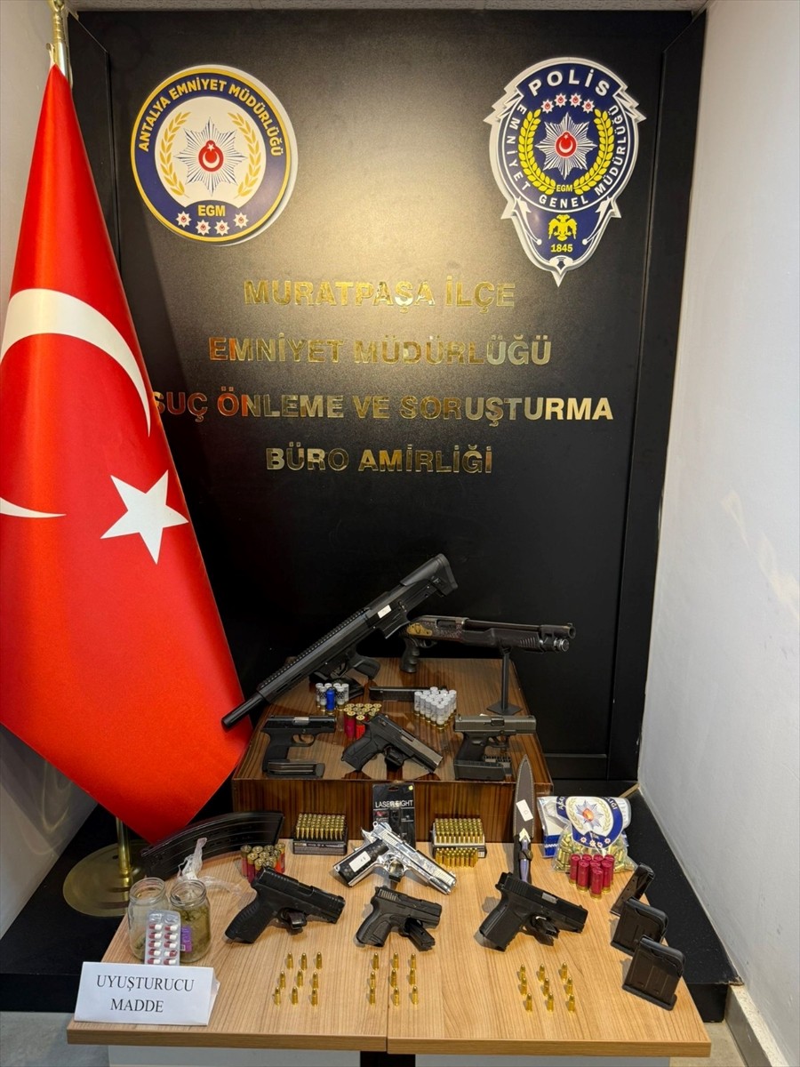 Antalya'da polis ekiplerince düzenlenen hava destekli asayiş operasyonunda 10 şüpheli gözaltına...