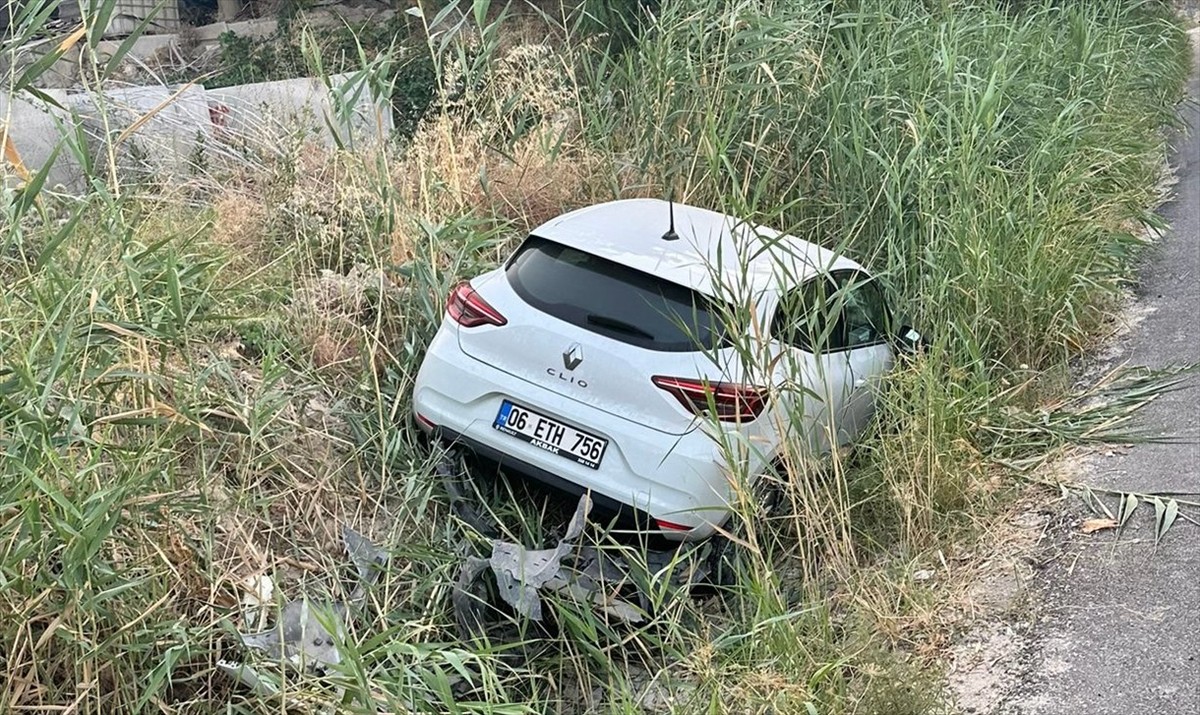 Antalya'nın Kaş ilçesinde 3 otomobilin çarpıştığı kazada 7 kişi yaralandı.