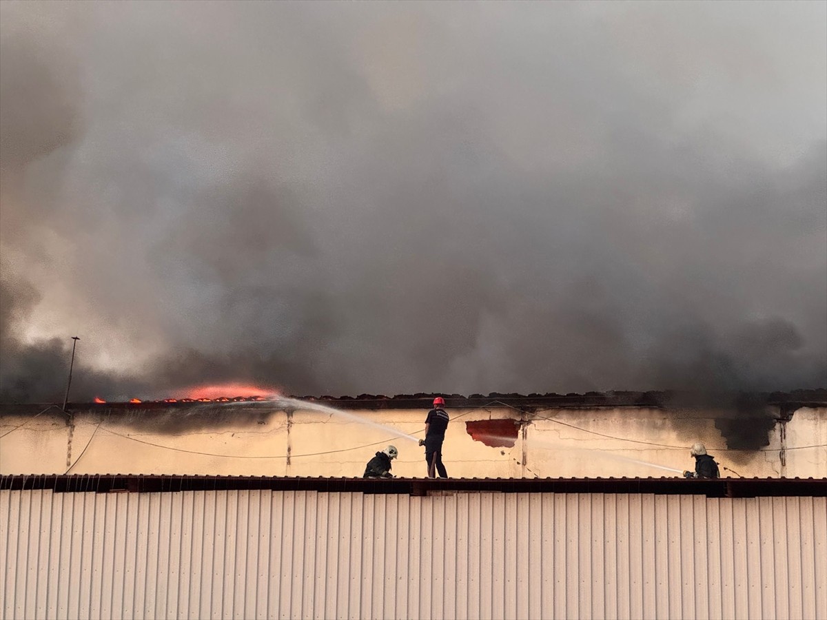 Antalya'nın Kepez ilçesinde otel ekipmanının yer aldığı depoda çıkan yangın söndürülmeye...