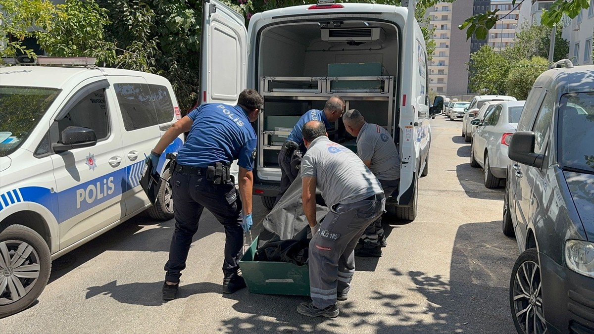 Antalya'nın Konyaaltı ilçesinde Rus uyruklu kişi evinde ölü bulundu. Cenaze, olay yeri inceleme...