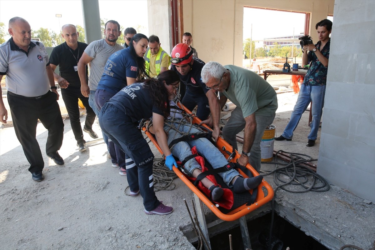 Antalya'nın Konyaaltı ilçesinde su kuyusundaki merdivenden düşerek yaralanan işçi itfaiye ekibince...