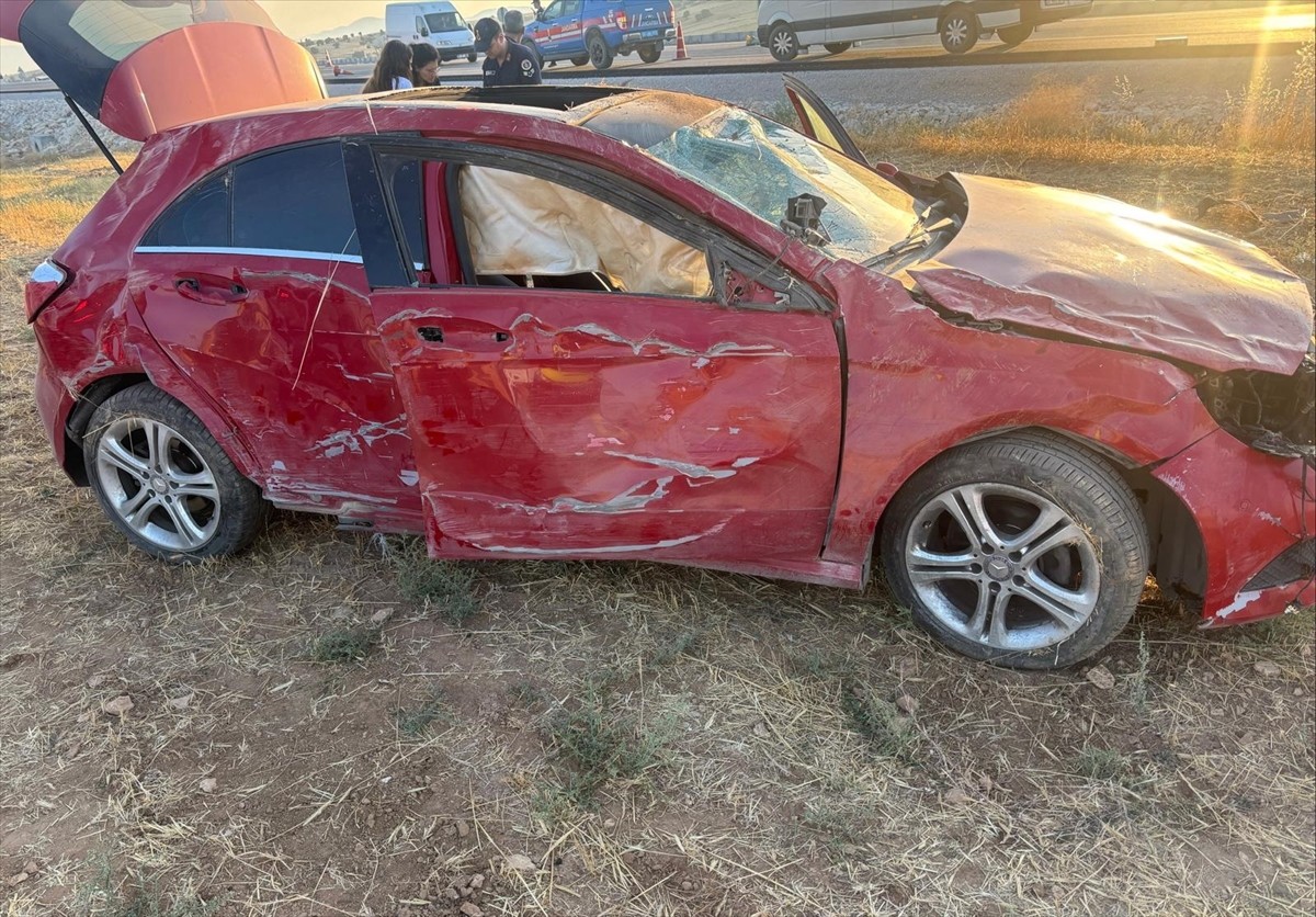 Antalya'nın Korkuteli ilçesinde otomobilin devrilmesi sonucu 1 kişi öldü, 1 kişi ağır...