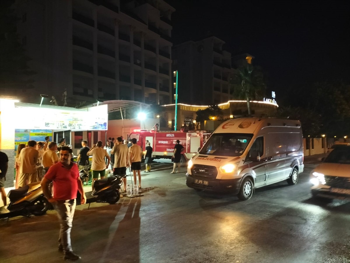 Antalya'nın Manavgat ilçesinde 5 yıldızlı bir otelin mutfağında çıkan yangında bir kişi dumandan...