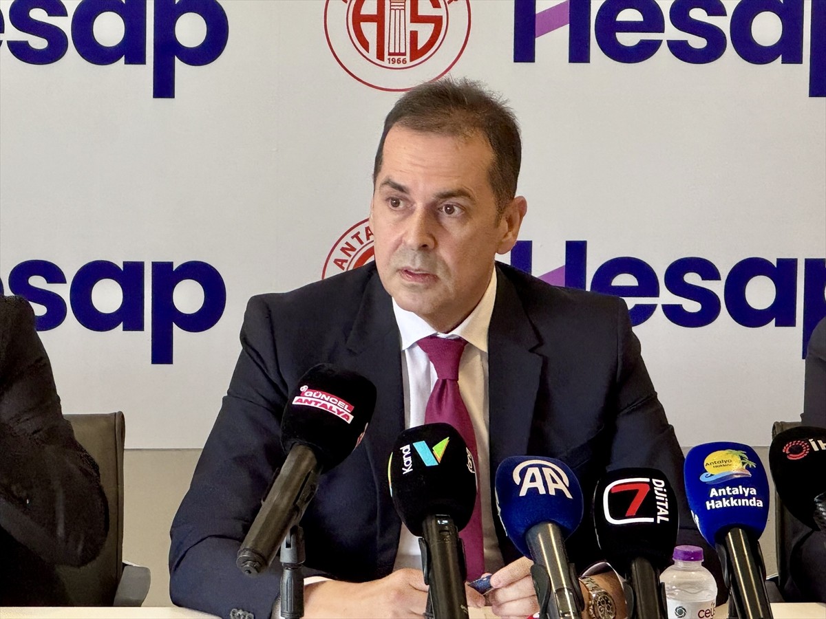 Antalyaspor Kulübü Başkanı Rıza Perçin, Atilla Vehbi Konuk Tesisleri’nde düzenlenen basın...