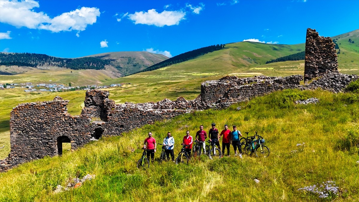 Ardahan'da, Türkiye Bisiklet Federasyonu Ardahan Temsilciliğine bağlı üyeler, 30 Ağustos Zafer...