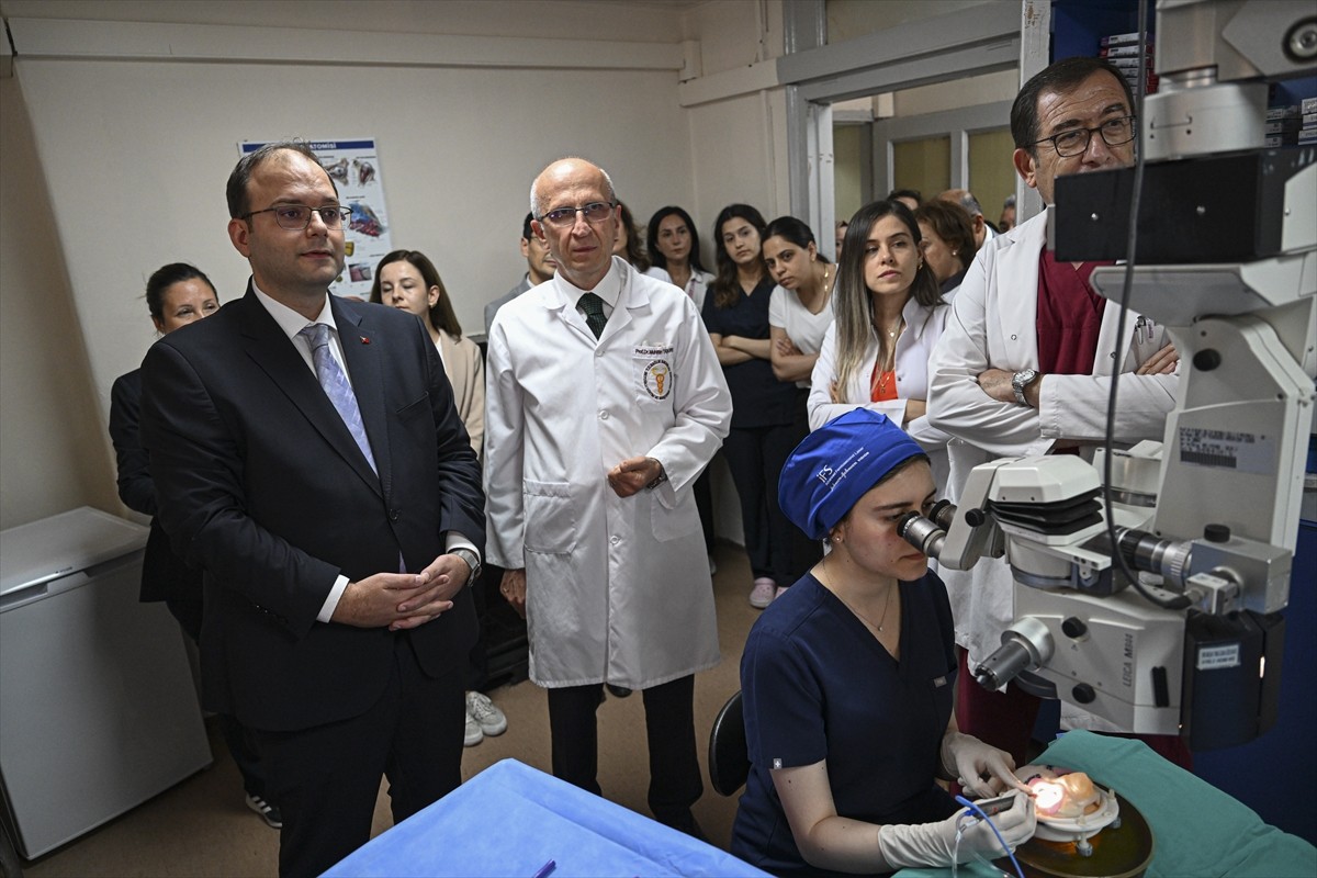 Asistanların ameliyathanede cerrahiye başlamadan önce deneyim kazanmaları amacıyla Beyoğlu Göz...