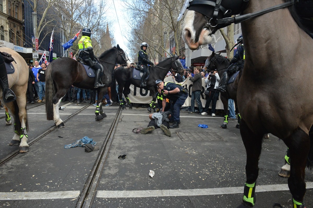 Avustralya'nın göçmen alımını durdurmasını isteyen aşırı sağcı gruplar, çeşitli kentlerde...