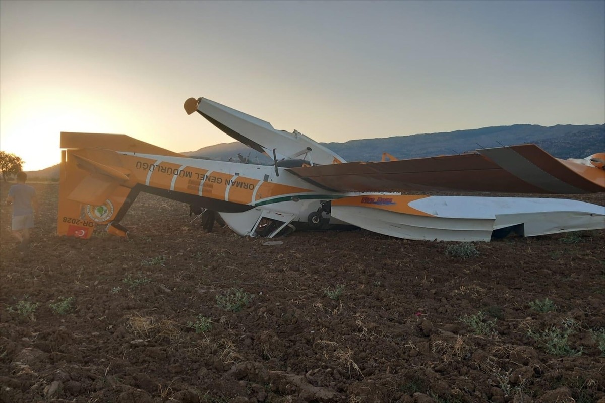 Aydın'daki orman yangınına müdahale için kalkan yangın söndürme uçağı Muğla'nın Yatağan ilçesinde...