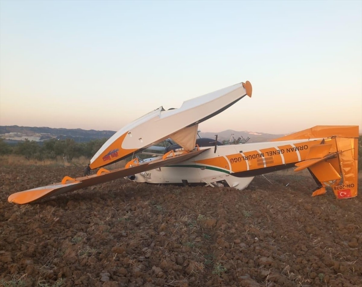 Aydın'daki orman yangınına müdahale için kalkan yangın söndürme uçağı Muğla'nın Yatağan ilçesinde...